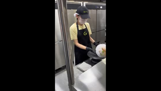 Cake decorator accidentally drops cake after being startled in Tianjin, China
