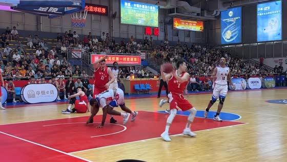 Basketball brawl erupts in Guangdong: referee steps in as players clash over alleged foul