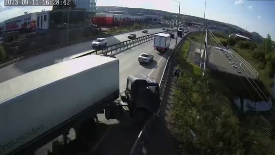 Near miss: pedestrian narrowly escapes truck collision in Krasnoyarsk, Russia
