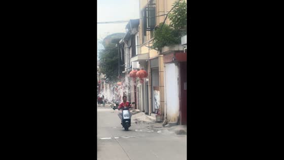 Motorcyclist splashed by water thrown from window in Yunnan, China