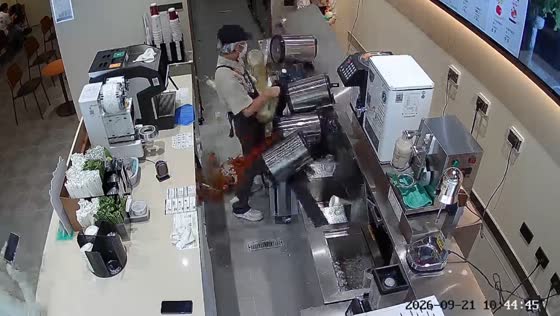 Storage rack collapses and sends containers crashing across beverage shop counter in Jiangxi, China