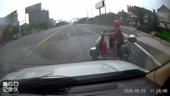 Elderly e-scooter rider crashes into car in Jiangsu, China