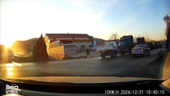 Mini pickup truck avoids crash with car but collides with bigger truck in Shaanxi, China