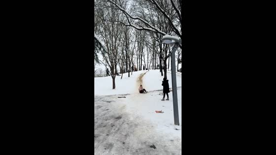 Woman’s snowy slide ends in collision with streetlight pole in Henan, China