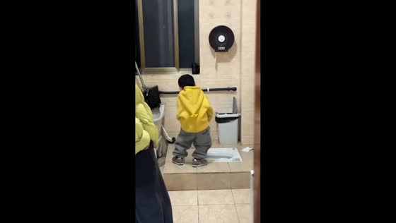 Boy slips on wet tiles while attempting to use squat toilet in Zhejiang, China