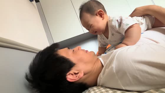 Dad and baby share adorable bonding moment in Shaanxi, China