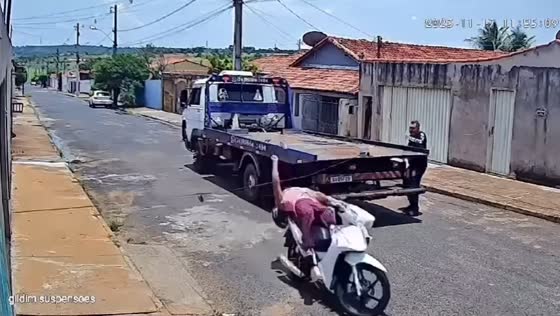 Motorcyclist crashes after hitting tow truck cable in Brazil