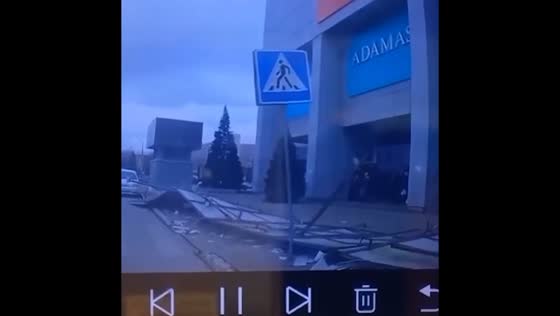 Tragic incident: woman injured as shopping center sign collapses in Novokuznetsk