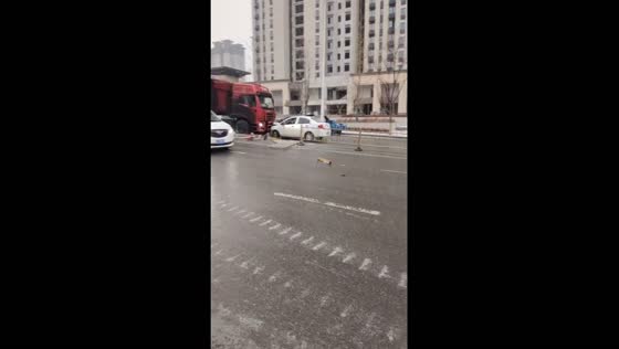Truck accident in Shanxi, China: slippery roads lead to chaos