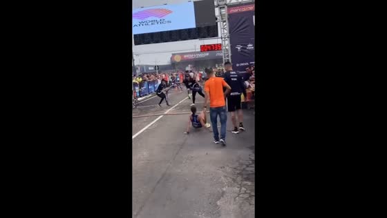 Woman crawls to finish line after being carried during race in Ji-Paraná, Brazil