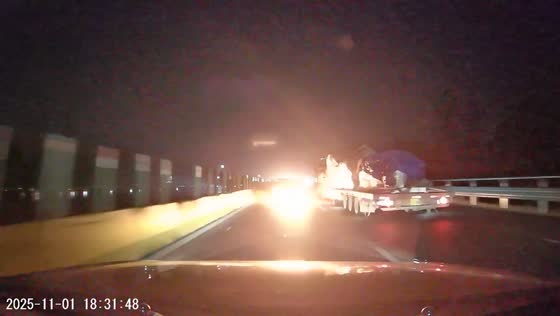 Vehicle briefly catches fire on busy expressway in Shandong, China