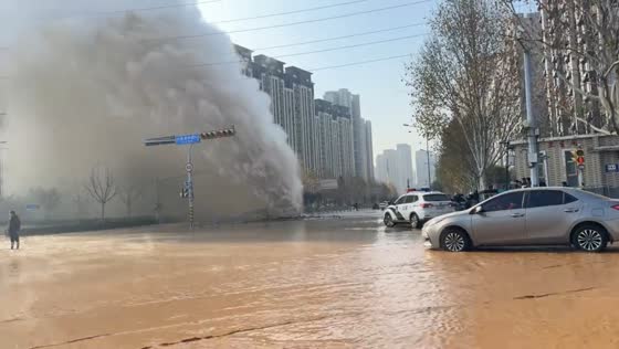 Major heating pipeline bursts, flooding roads in Jinan, China