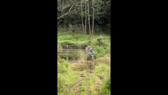 Woman falls into puddle after bicycle gets stuck in Anhui, China