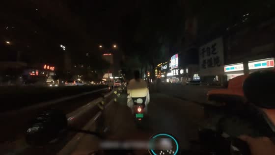 E-bike rider crashes into a bike lane guardrail while turning left in Shandong, China