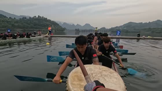 Dragon boat team rows with passion during festival in Hunan, China