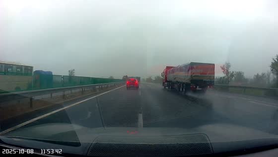 Truck loses control on rainy highway in Hebei, China