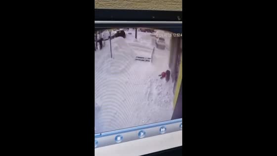 Falling roof snow injures 11-year-old girl in Kirovsk, Russia
