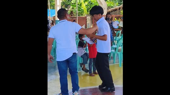Son cries when father joins graduation procession