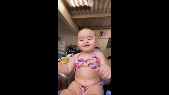 Baby shivers adorably after swimming in Tupã, Brazil