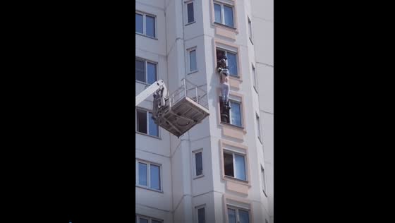 Dramatic rescue: girl saved from 15th floor window ledge by heroic rescuers in Kursk