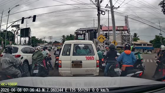 Strong earthquake shakes traffic lights in Davao City, Philippines