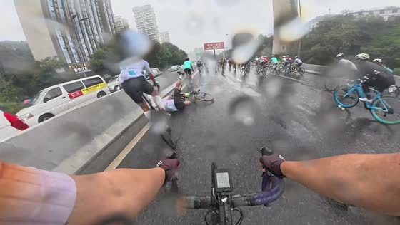 Multiple cyclists crash during rainy highway race in Guizhou, China