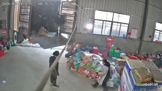 Man falls while unloading goods from truck in Shandong, China