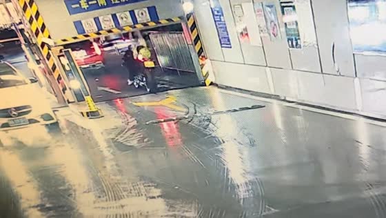 Boom barrier drops onto motorcyclist exiting underground parking in Hunan, China