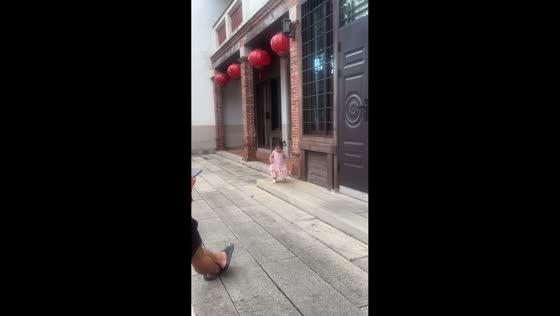 Toddler tumbles while climbing down doorstep in Fujian, China