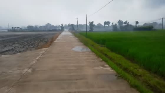 Sudden rain chase soaks man in Anhui, China