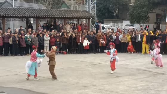 Children’s dance performance interrupted by funny scuffle in Jiangsu, China