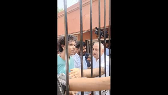 Journalist detained by police while covering protest in New Delhi, India