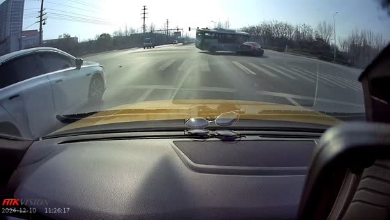 Dashcam captures collision between bus and black car in Shandong, China