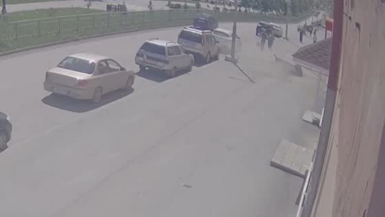Pedestrians narrowly avoid roof collapse in Asbest, Russia