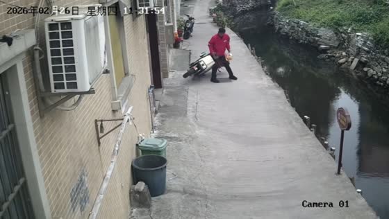 Delivery man accidentally sends scooter into creek in Guangdong, China