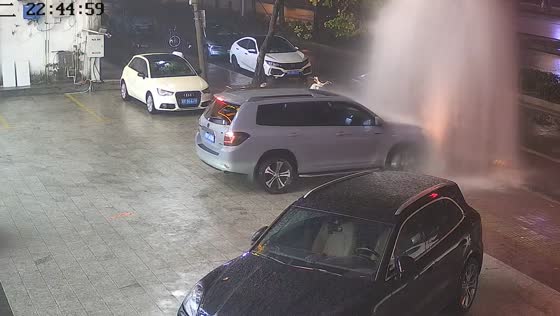 Car hits water hydrant while leaving parking in Guangdong, China