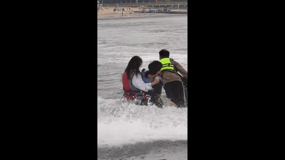 Passengers fall into water after jet ski turns sharply in Guangdong, China