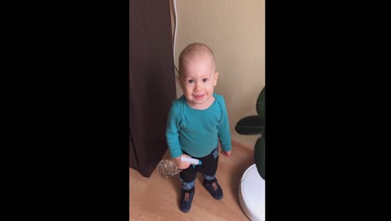 Playful imagination: Sasha's serenade with the spray bottle
