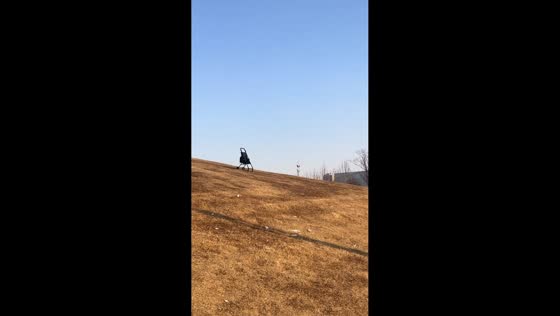 Stroller rolls downhill, child slips in Anhui, China