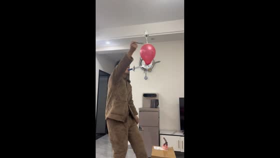 Man performs unusual balloon-popping trick in Sichuan, China