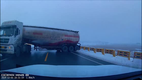 Truck sliding on slippery road captured on dashcam in Xinjiang, China