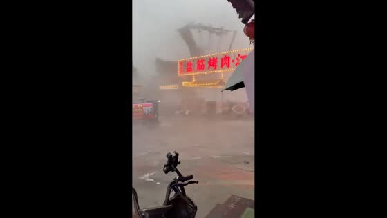 Powerful winds send metal structure airborne in Xi’an, China