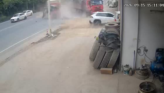 Two trucks collide head-on in dramatic road accident in Guangxi, China