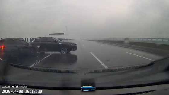 Car spins and collides with vehicles during heavy rain in Henan, China