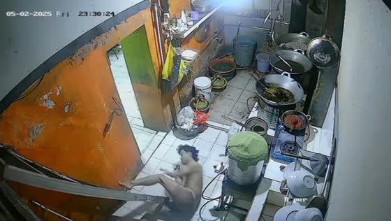 Man startled by rat and falls from ladder in Jakarta, Indonesia