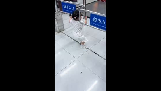 Toddler gets lightly pushed by security barrier in supermarket in Anhui, China