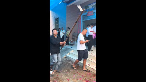 Man demonstrates DIY tripod in Hainan, China