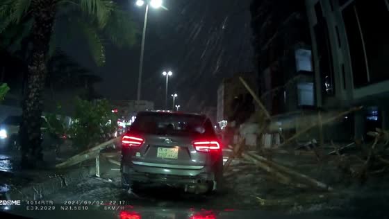 Dash cam captures wood structure collapse hitting car in Jeddah, Saudi Arabia