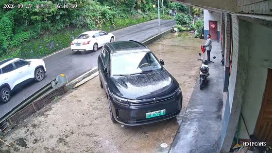 Massive rockfall blocks mountainous road in Chongqing, China