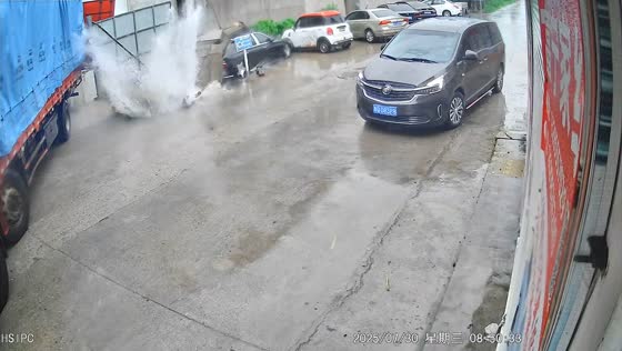 Truck accidentally knocks down wall while leaving parking area in Jiangsu, China